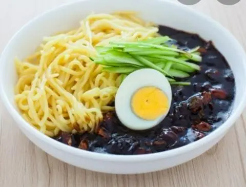 Hình ảnh Mì tương đen hải sản 해물 검은 콩 국수