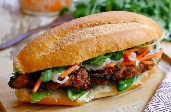 Hình ảnh Bánh mì thịt nướng - chả cá