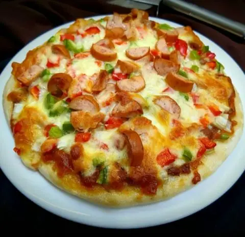 Hình ảnh Pizza tròn  xúc xích và 3 loại phomai 14cm