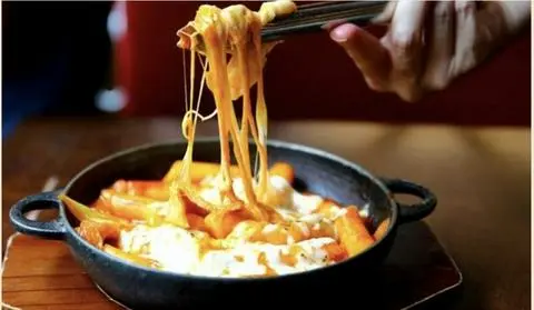 Hình ảnh Tokbokki Nhân Phô Mai Sốt Cay Đút Lò