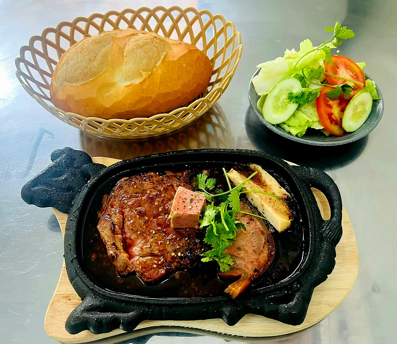 Hình ảnh Bò bít tết sốt tiêu đen - đặc biệt