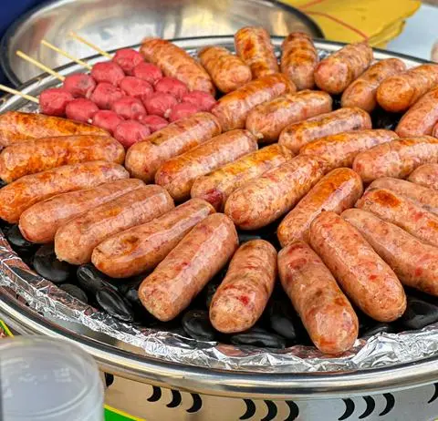 Hình ảnh 2 cây Lạp xưởng nướng nguyên vị