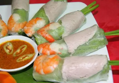 Hình ảnh Gỏi cuốn tôm thịt rau,bún(nước chấm mắm nêm hoặc tương đậu)