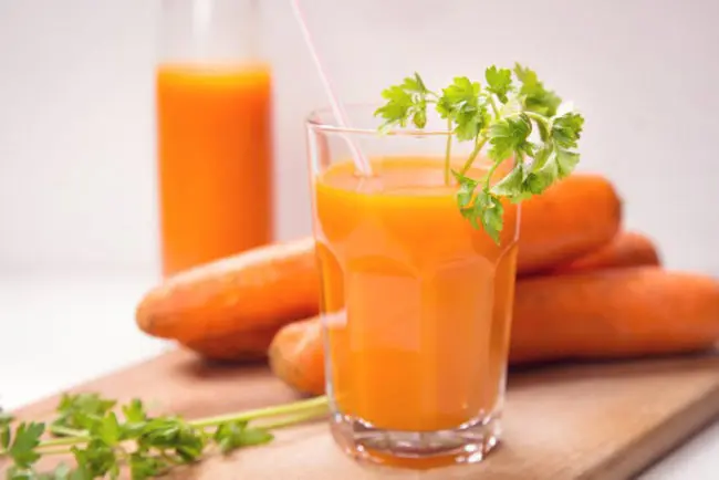 Hình ảnh Cà rốt - cần tây- ly nhựa 1l