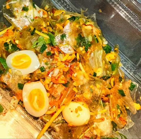 Hình ảnh Bánh tráng trộn mỡ hành tóp mỡ