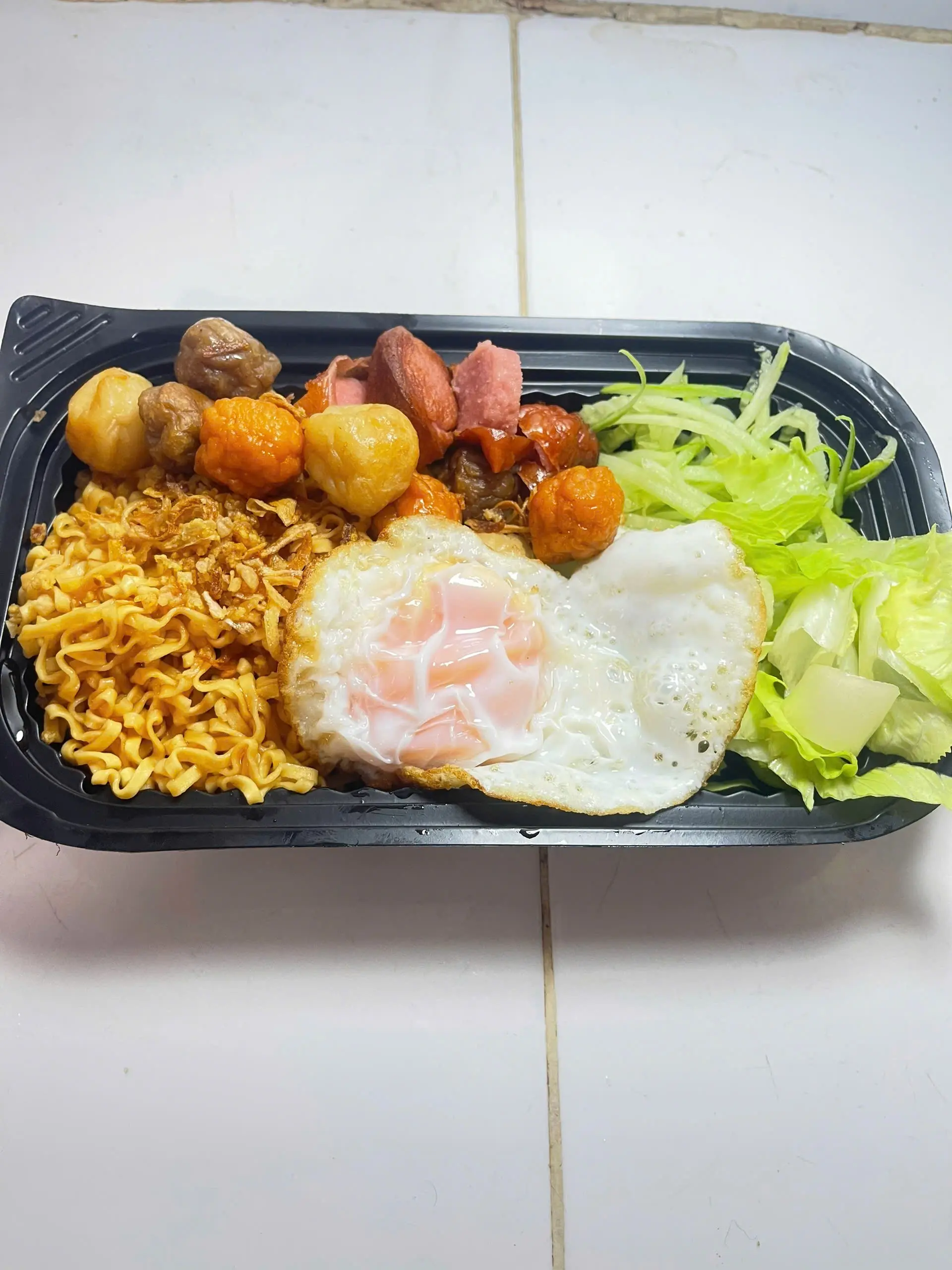 Hình ảnh Mì Trộn Sốt Thái Sa Tế Siêu Cay + Trứng + Cá Viên
