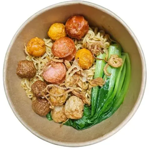 Hình ảnh Mì trộn cá viên , xúc xích ( như hình )