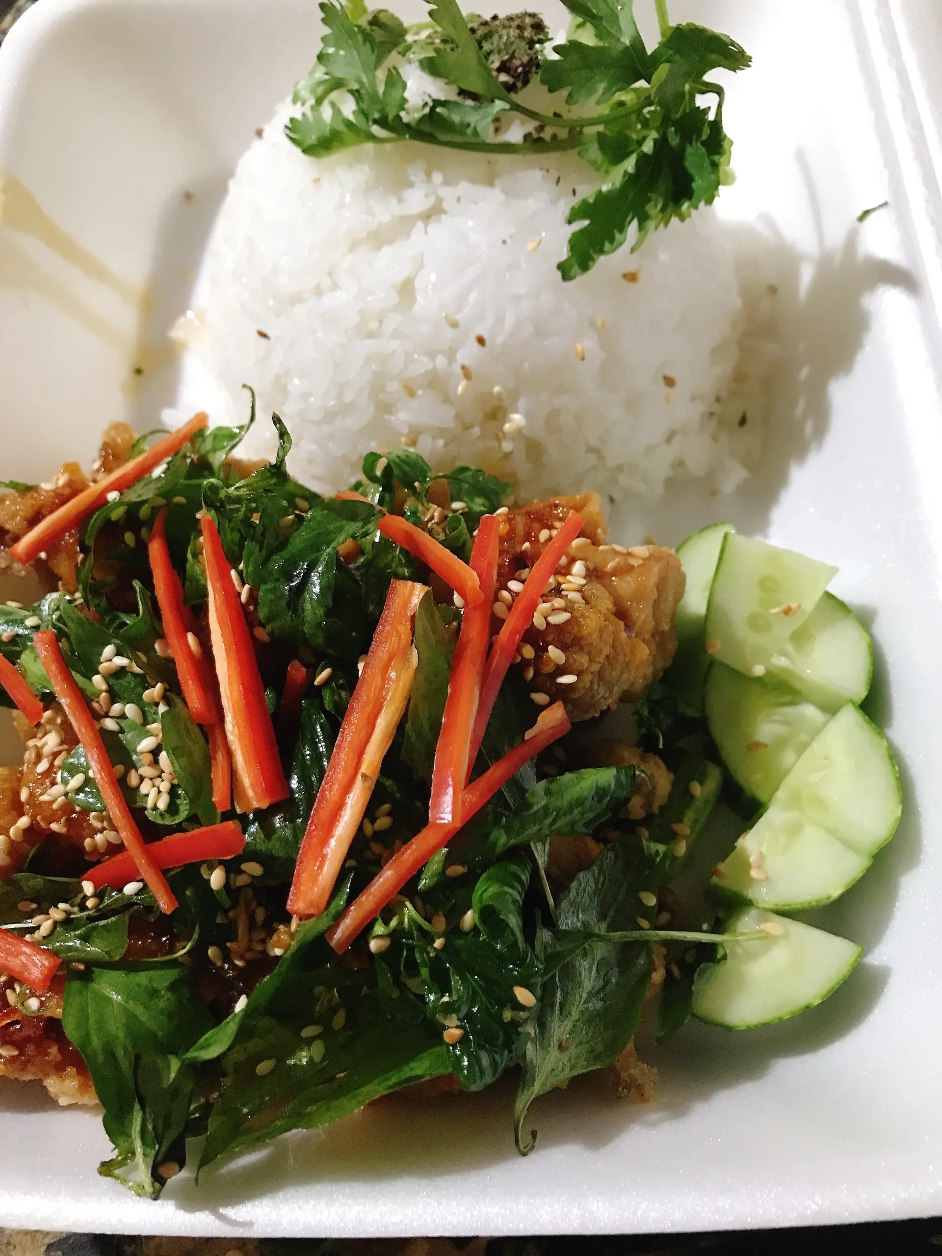 Hình ảnh Cơm gà sốt 3 vị kiểu Thái