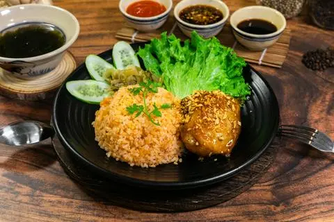 Hình ảnh Cơm má đùi mắm tỏi