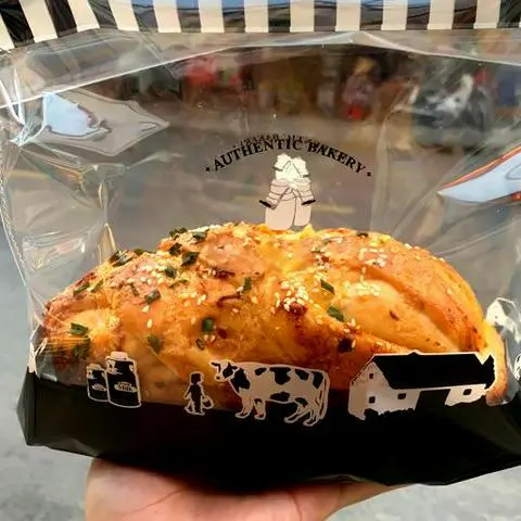 Hình ảnh Bánh Mì Hoa Cúc Gà Cay Trứng Muối 