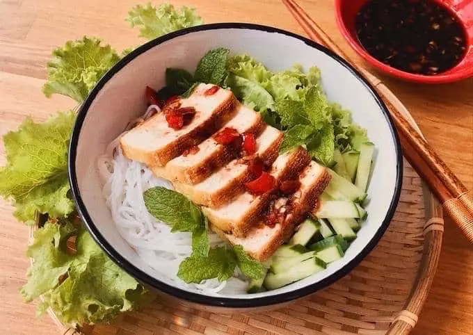 Hình ảnh Bún nước tương thịt luộc đậu hũ chiên