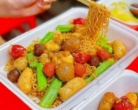 Hình ảnh Mì xào cá viên (rau cải tím)