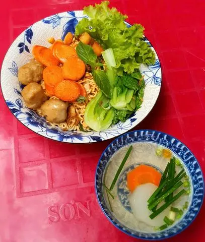 Hình ảnh Mì Trộn Xúc Xích Bò Viên Chay