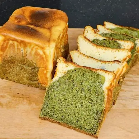 Hình ảnh bánh mì matcha đậu đỏ phô mai cháy