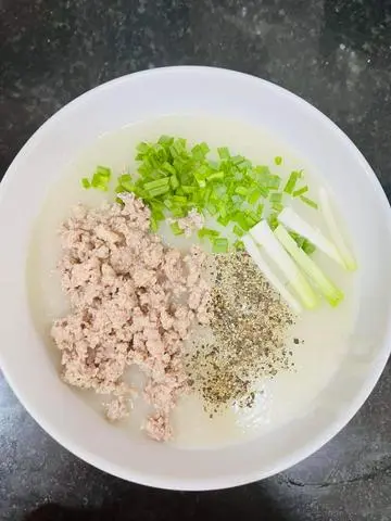 Hình ảnh 1 Cháo Thịt Bằm + 1 Ly Hồng Trà