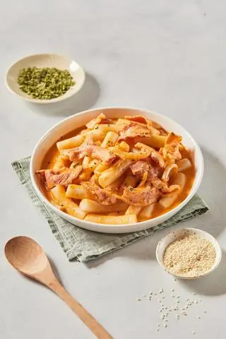 Hình ảnh Mì Trộn Tokbokki Sốt Kem Rose Phô Mai Lòng Đào