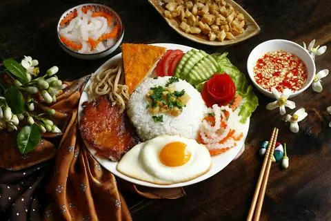 Hình ảnh Cơm tấm sườn - chả - trứng ốp la