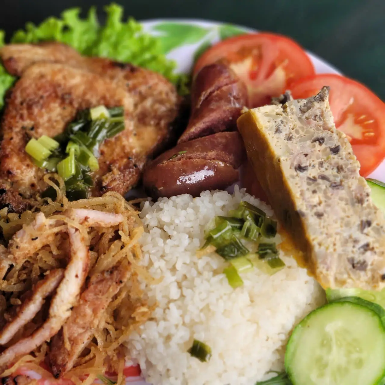 Hình ảnh cơm tấm sườn - bì - chả - lạp xưởng 
