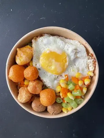 Hình ảnh Mỳ Trộn Rau Củ + Trứng Ốp mix Viên Chiên