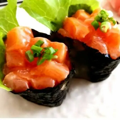 Hình ảnh Spicy Salmon  Gunkan - Cơm đắp cá hồi trộn sốt cay . 