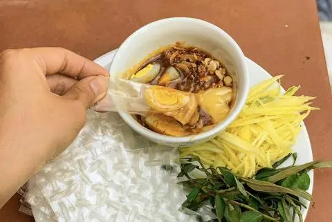 Hình ảnh bánh tráng phơi sương chấm me sốt bơ trứng cút