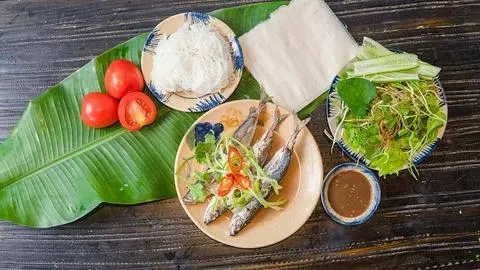 Hình ảnh Cá nục hấp cuốn bánh tráng 2 người ăn