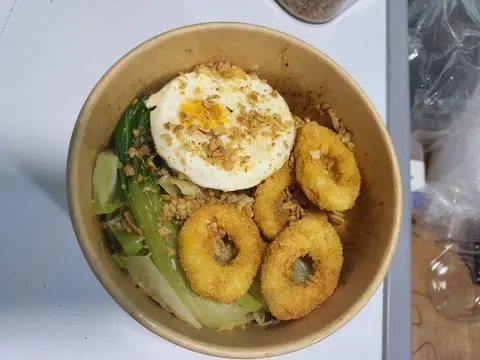 Hình ảnh mì trộn gà nugget trứng ốp la