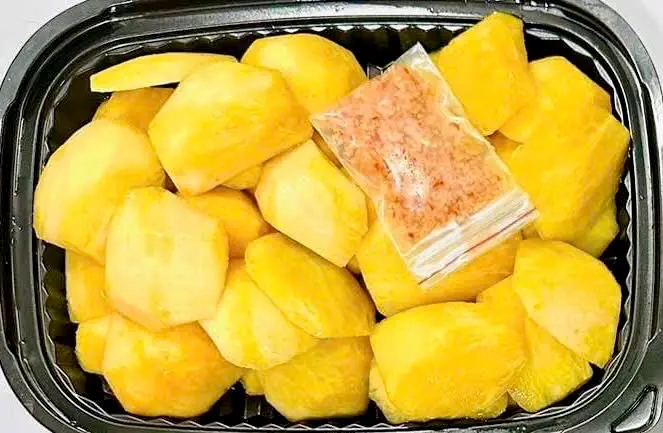 Hình ảnh Cóc chín gọt sắn 450gr (kèm muối chấm)