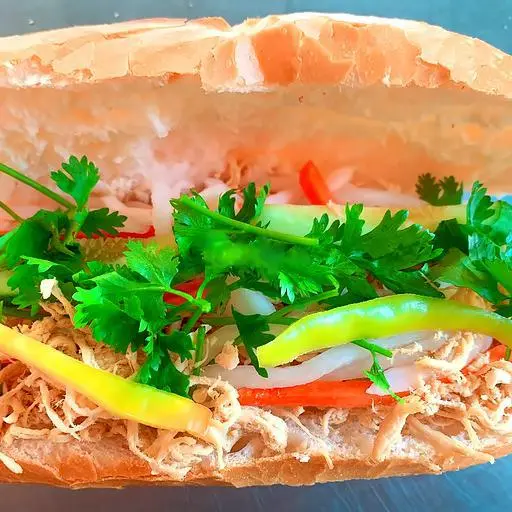 Hình ảnh Bánh mì gà xé