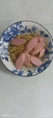 Hình ảnh mì trộn xúc xích 