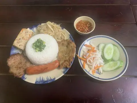 Hình ảnh CƠM TẤM ĐẶC BIỆT ( SƯỜN - BÌ - CHẢ - XÚC XÍCH - CHẢ CÁ )