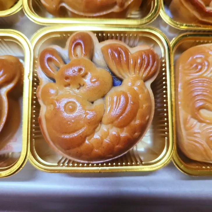 Hình ảnh Bánh trung thu khoai môn size vừa
