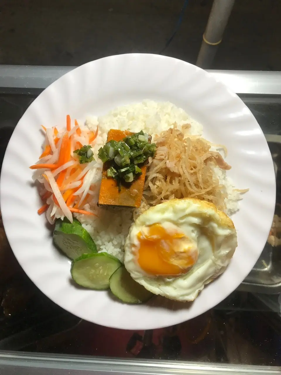 Hình ảnh cơm bì chả trứng lạp xưởng 