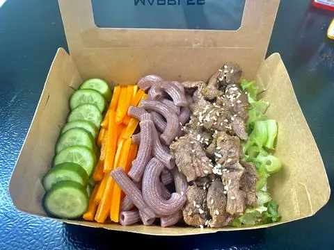 Hình ảnh Nui gạo lứt trộn bò (Nui gạo lứt, dưa leo, cà rốt, salad, bò, sốt)