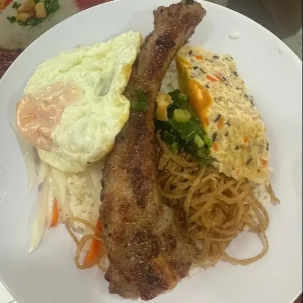 Hình ảnh Cơm sườn cây nướng sả bì chả trứng 