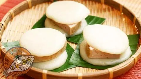 Hình ảnh bánh dày kẹp chả lụa 