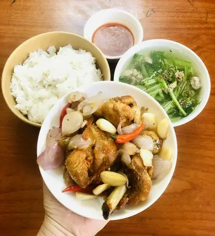 Hình ảnh Cơm Rang Đùi Gà Chiên Mắm Tỏi 
