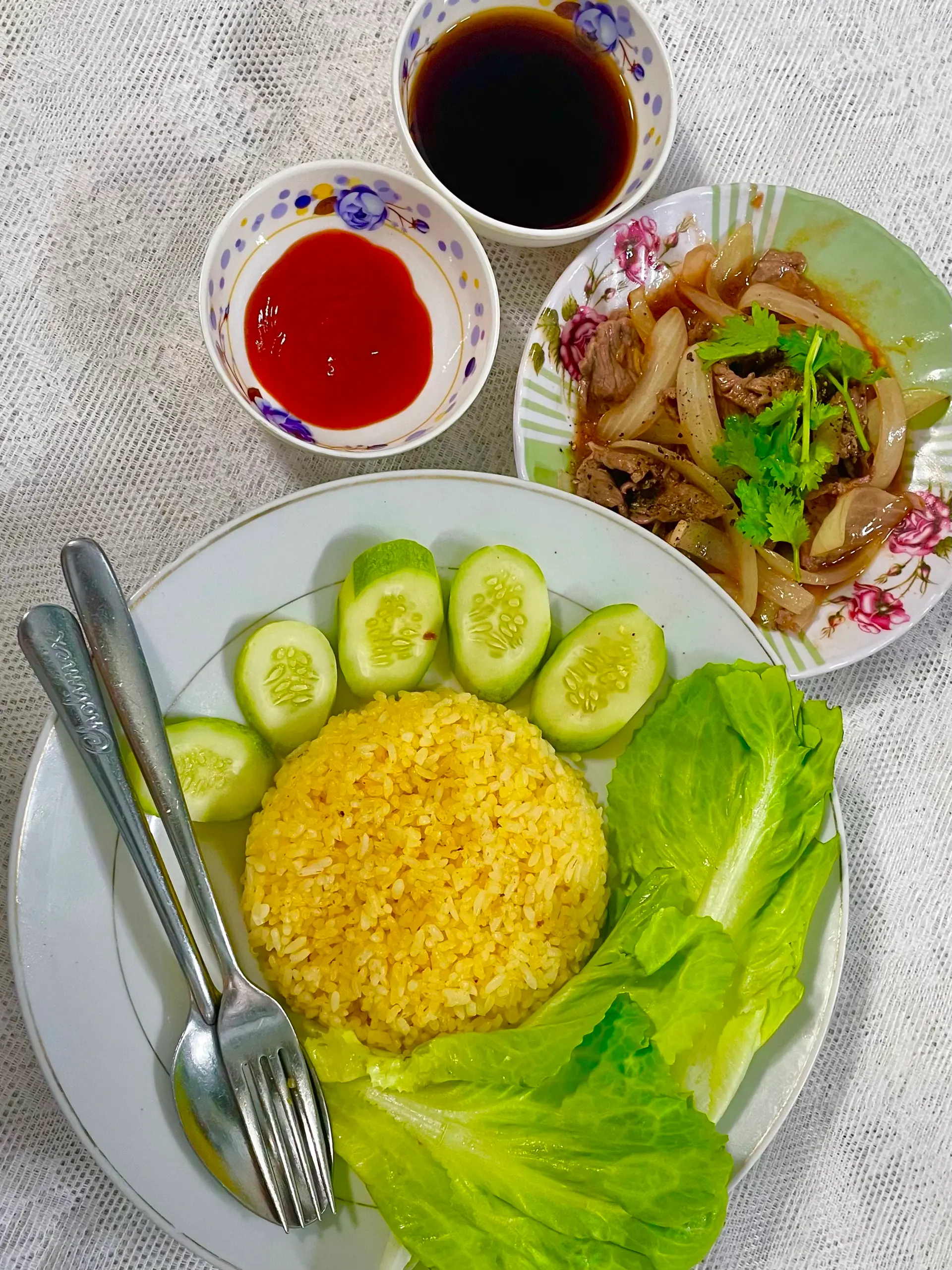 Hình ảnh Cơm Bò Xào Hành Tây Thơm Ngon