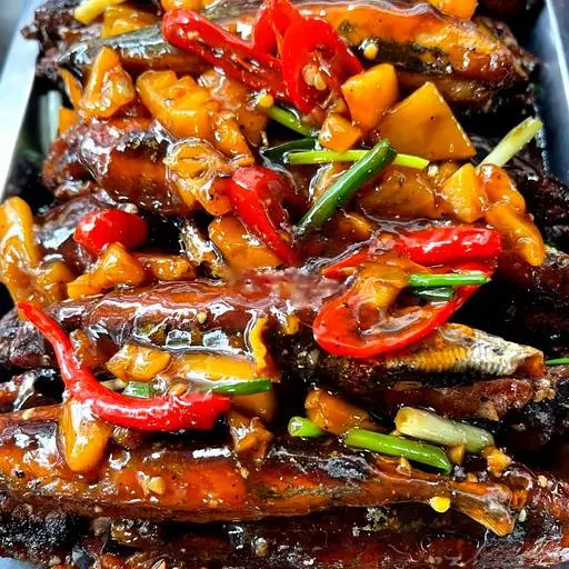 Hình ảnh Cơm cá nục chiên mắm - dua cai kho thịt 