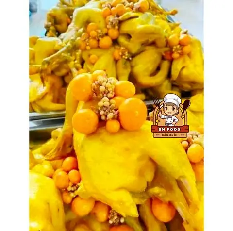 Hình ảnh Gà Ủ Muối Hoa Tiêu - Nguyên Con Ôm Trứng (bỏ đầu chân)