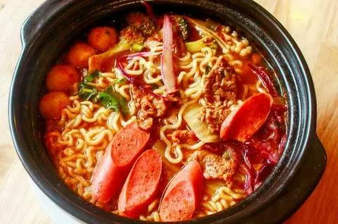 Hình ảnh MÌ CAY KIM CHI XÚC XÍCH CHẢ CÁ