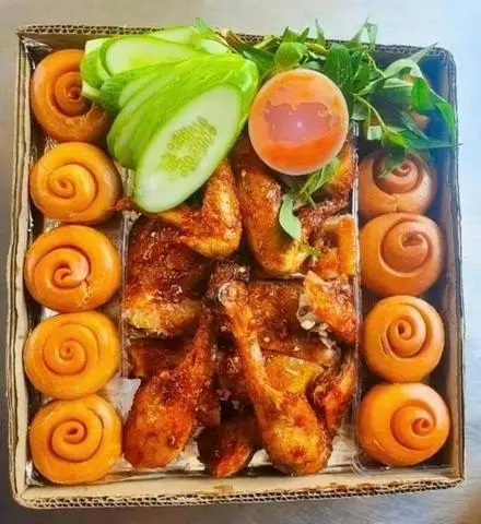 Hình ảnh 1 con gà nướng+ 10 bánh bao 