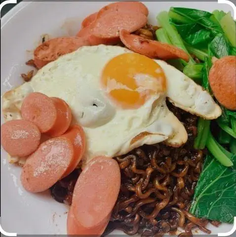 Hình ảnh mì gói trộn sốt tương đen 