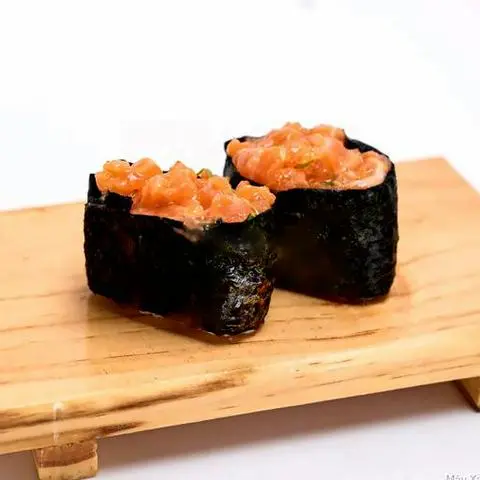 Hình ảnh Spicy salmon gunkan
