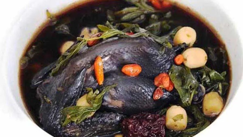 Hình ảnh Gà ác hầm lá ngải cứu thuốc bắc 