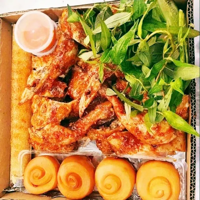 Hình ảnh Combo gà nướng ngũ vị + 1 cơm lam+4 bánh bao
