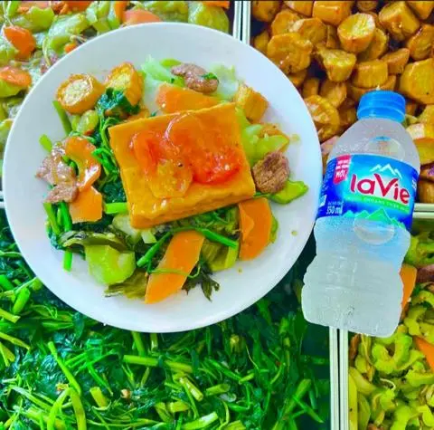 Hình ảnh cơm đậu hủ sốt cà + nước khoáng 