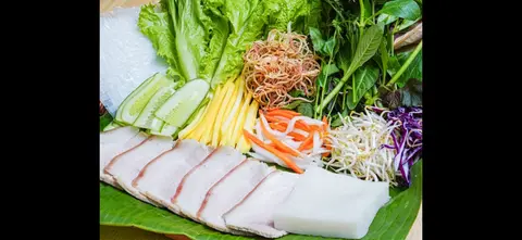 Hình ảnh Bánh tráng cuốn thịt luộc rau rừng