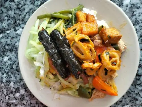 Hình ảnh cơm thập cẩm+ cá kèo 