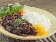 Hình ảnh Cơm bò xào lá quế kiểu Thái